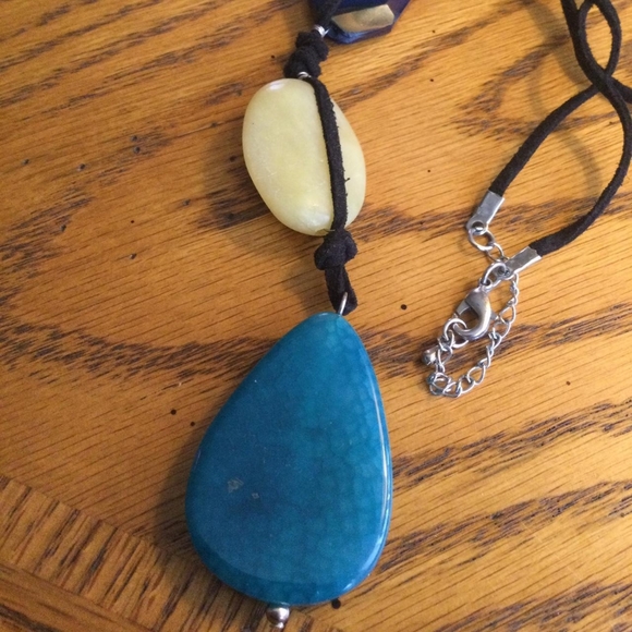 Stone and glass necklace - Picture 2 of 2